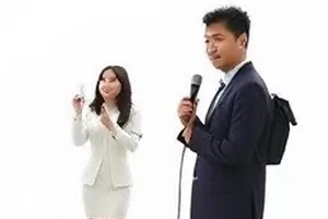 热播短剧主推画面：人物站在便利店门口回头张望，夜色中玻璃反光
