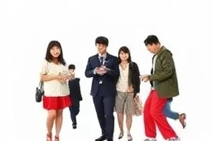《导演的第一次剪辑》画面，监视器前的导演侧影