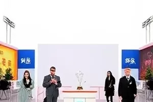 《第六次彩排》舞台侧幕视角，演员背对镜头整理袖口