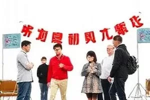 《镜子里多了一个人》画面，洗手台镜子中映出两个身影